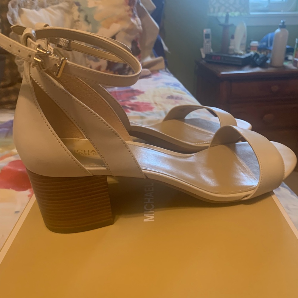 Michael Michael Kors Like New Leather Dress Sandals. Beautiful light cream, 10. - Picture 3 of 7